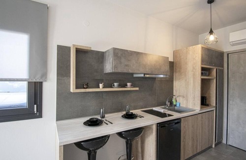 Nea Iraklia Apartment | Discover Theasea Suites: Family-Friendly with Breakfast