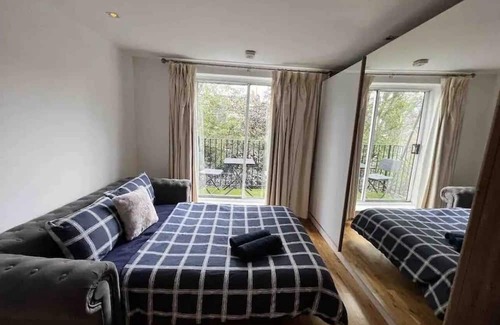 Parsons Green and Walham Apartment | Cozy 1-Bed Studio in Prime Fulham Location with Kitchen