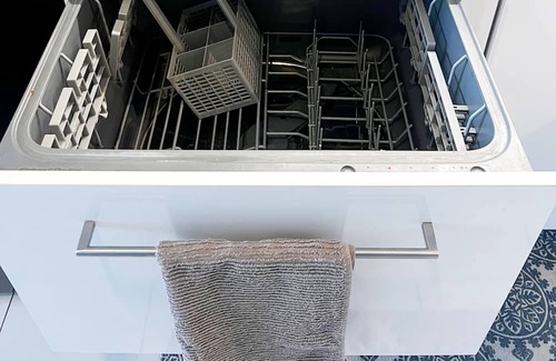 Bowen Hills Apartment | Convenient Bowen Hills Stay - Steps from RNA/RBWH, Pet-Friendly
