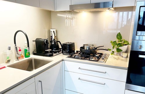 Bowen Hills Apartment | Convenient Bowen Hills Stay - Steps from RNA/RBWH, Pet-Friendly
