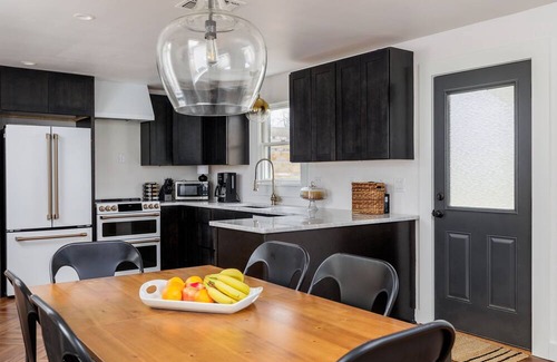 Fredericksburg House | Henke Haus: Stylish & Family-Friendly Retreat Awaits