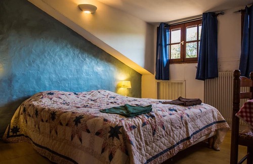 Luchapt House | Gîte Le Noyer: Cozy Retreat with Garden and Wi-Fi Access