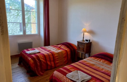 Moussac House | Holiday Home 'Gîte La Génevrie' with Private Garden