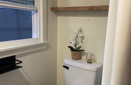 Cottage Grove Apartment | Cozy Lake House Tiny: Your Perfect Getaway Awaits