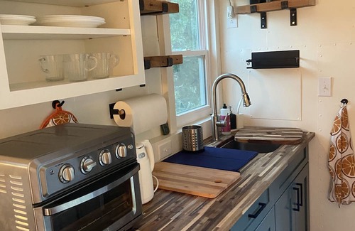Cottage Grove Apartment | Cozy Lake House Tiny: Your Perfect Getaway Awaits
