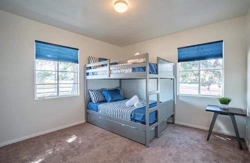 Castle Park House | Modern 3 Bedroom Retreat with BBQ & Billiards Fun