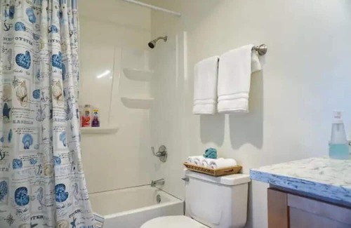 Castle Park House | Modern 3 Bedroom Retreat with BBQ & Billiards Fun