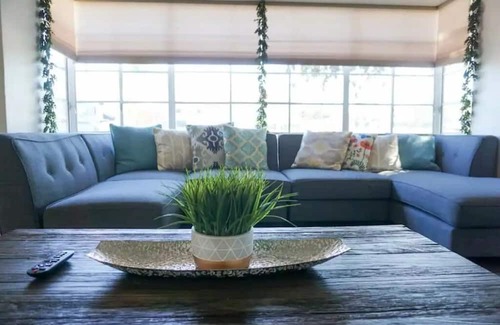 Castle Park House | Modern 3 Bedroom Retreat with BBQ & Billiards Fun