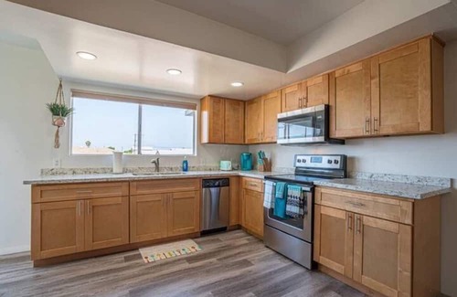 Castle Park House | Modern 3 Bedroom Retreat with BBQ & Billiards Fun