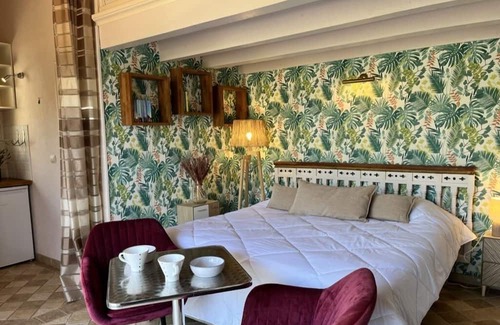 Eygalieres House | Cozy Eygalieres Retreat with Artist Studio Near Village