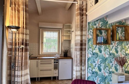 Eygalieres House | Cozy Eygalieres Retreat with Artist Studio Near Village