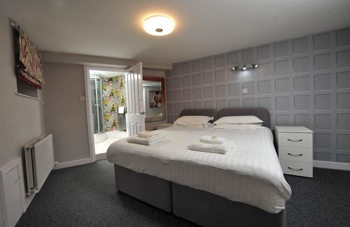 Harrogate Apartment | Convenient Harrogate Convention Suite with Family-Friendly Amenities