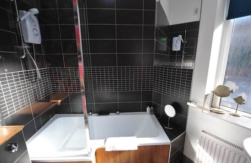 Harrogate Apartment | Convenient Harrogate Convention Suite with Family-Friendly Amenities