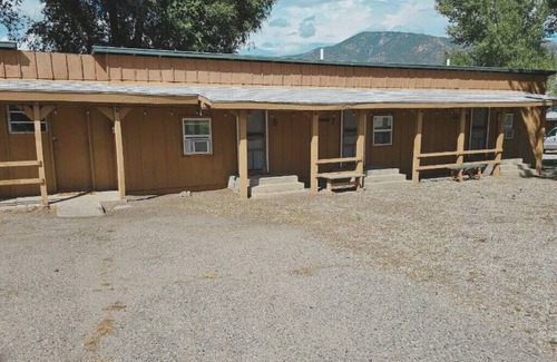 Howard House | Cozy RT Lodge Room 8: Pet & Child Friendly Retreat