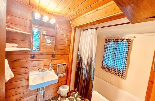 Howard Cabin | Charming River View Cabin with Family and Pet Amenities