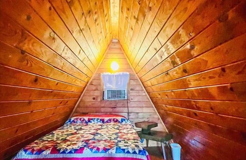 Howard Cabin | Charming River View Cabin with Family and Pet Amenities