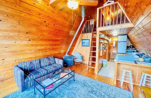 Howard Cabin | Charming River View Cabin with Family and Pet Amenities