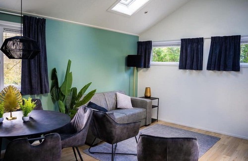 Rhenen House | Heuvelrug Cottage: Relax in a Hot Tub with Ocean Views