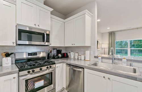 Clark County House | Inviting Evergreen Haven: Family-Friendly with Breakfast