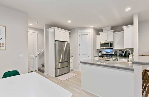 Clark County House | Inviting Evergreen Haven: Family-Friendly with Breakfast