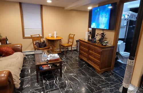 Halesite Apartment | Spacious Studio Room with Kitchenette & Hot Tub Amenities