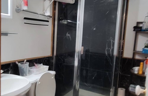 Halesite Apartment | Spacious Studio Room with Kitchenette & Hot Tub Amenities