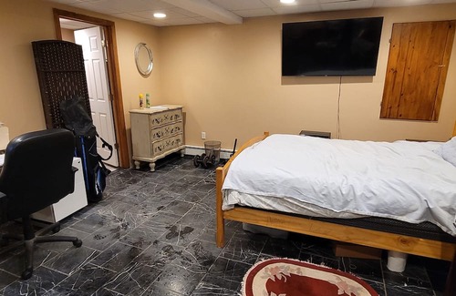 Halesite Apartment | Spacious Studio Room with Kitchenette & Hot Tub Amenities