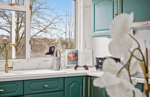 Chatham Apartment | Cozy 1 Bed Retreat Near London: Free Parking & Netflix