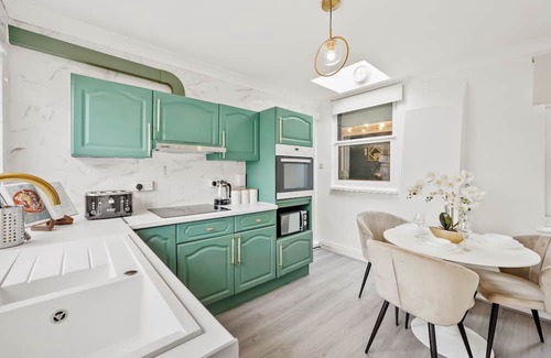 Chatham Apartment | Cozy 1 Bed Retreat Near London: Free Parking & Netflix