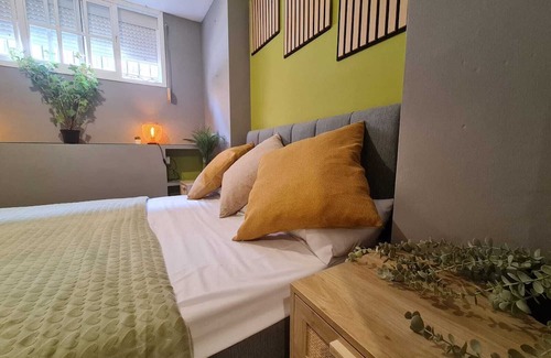 Perchel Norte Apartment | Reycentro 3rooms: Central Retreat with Oceanfront Views