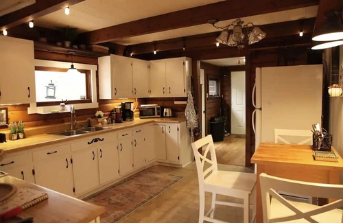 Bynum Cabin | Woodland Log Cabin: Family-Friendly Retreat Awaiting You