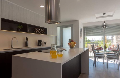 Palhais Apartment | Cozy Oceanfront Apartment for 4 with A/C and Balcony