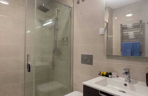 Palhais Apartment | Cozy Oceanfront Apartment for 4 with A/C and Balcony