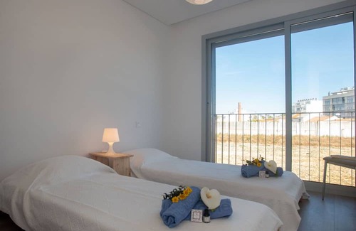 Palhais Apartment | Cozy Oceanfront Apartment for 4 with A/C and Balcony