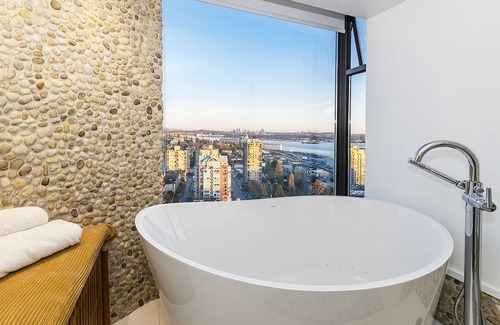 Lower Lonsdale Condo | Lower Lonsdale Luxe - Panoramic Views!