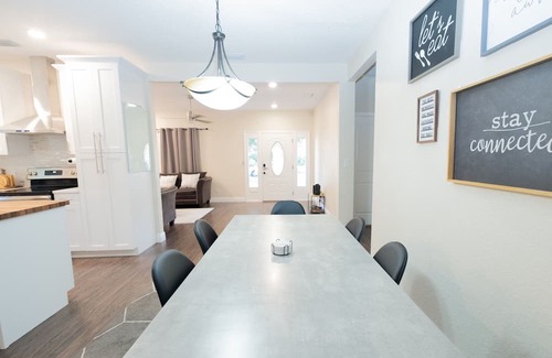 Glendale House | Convenient Hotel Near Downtown Glendale with Great Amenities