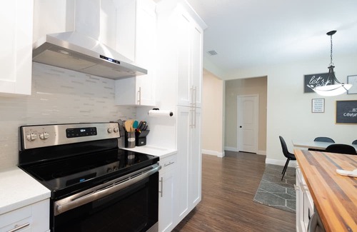 Glendale House | Convenient Hotel Near Downtown Glendale with Great Amenities