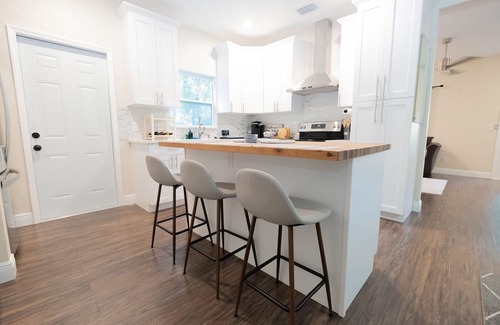 Glendale House | Convenient Hotel Near Downtown Glendale with Great Amenities