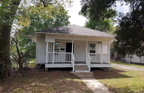 Beaumont House | Cozy 1-Bedroom House with Family-Friendly Amenities