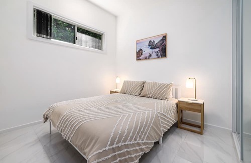 North Curl Curl Cottage | Seaside Cottage: Tranquil Retreat with Ocean View & Breakfast