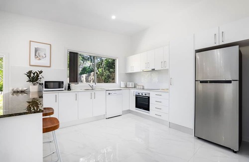 North Curl Curl Cottage | Seaside Cottage: Tranquil Retreat with Ocean View & Breakfast