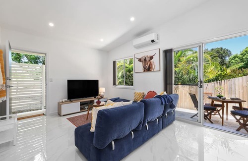 North Curl Curl Cottage | Seaside Cottage: Tranquil Retreat with Ocean View & Breakfast