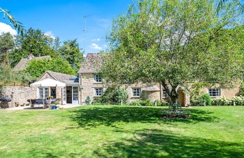 Chipping Norton Cottage | Cozy Cottage Retreat Steps from Soho Farmhouse