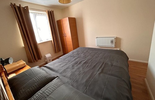 Goodmayes Apartment | Cozy 1 Bed Apartment Near Goodmayes Station with Free Wifi