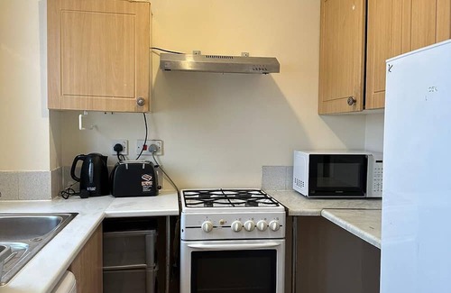 Goodmayes Apartment | Cozy 1 Bed Apartment Near Goodmayes Station with Free Wifi