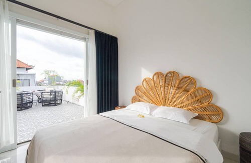 Berawa House | Spacious Canggu 3BR Villa w/Rooftop Views