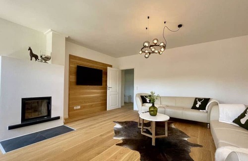 Miesbach House | Family-Friendly Oberland Kruisberg with Kitchen Amenities