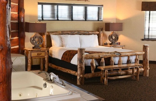Onalaska House | Nature Retreat: Cozy Lodging with Outdoor Adventures Await