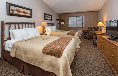 Onalaska House | Inviting Lodge with Kitchen and Saloon, Featuring 2 Pools