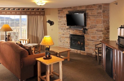 Onalaska House | Theme Suite with Living Area at Stoney Creek Onalaska